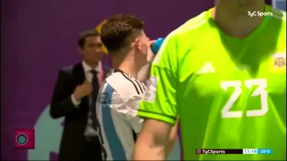 La tremenda arenga del Dibu Martínez en el entretiempo de la semifinal ante Croacia La tremenda arenga del Dibu Martínez en el entretiempo de la semifinal ante Croacia