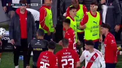 La pelea entre los jugadores de River y los suplentes de Independiente La pelea entre los jugadores de River y los suplentes de Independiente