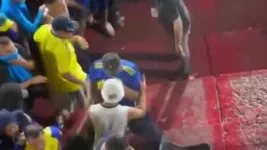 Riquelme fue gaseado por la Policía cuando intentaba frenar a la barra Riquelme fue gaseado por la Policía cuando intentaba frenar a la barra