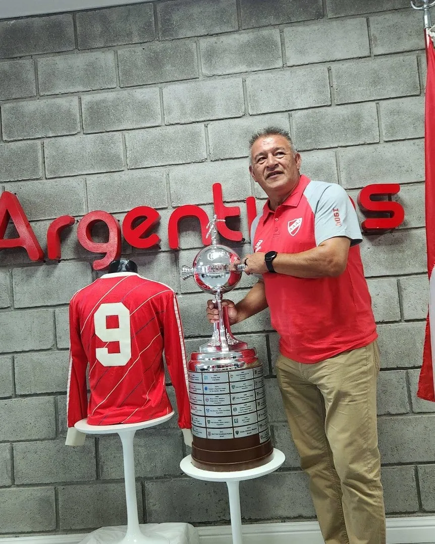 El Bichi posa con la casaca retro y la Libertadores '85, que obtuvo tras vencer a América de Cali por penales. (@AAAJoficial) El Bichi posa con la casaca retro y la Libertadores '85, que obtuvo tras vencer a América de Cali por penales. (@AAAJoficial)