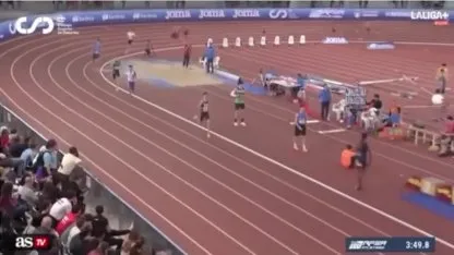 Escándalo en el atletismo español: un competidor empujó a su rival mientras cruzaba la línea de meta Escándalo en el atletismo español: un competidor empujó a su rival mientras cruzaba la línea de meta