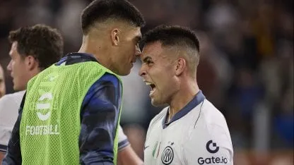 Joaquín Correa, de pechera, y Lautaro Martínez, atacantes de Inter de Milán Joaquín Correa, de pechera, y Lautaro Martínez, atacantes de Inter de Milán