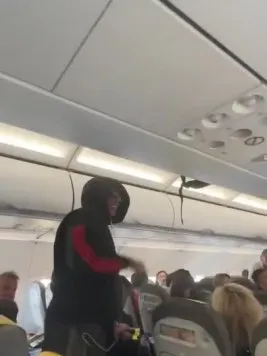 Jules Koundé viajó a Milán con hinchas Jules Koundé viajó a Milán con hinchas