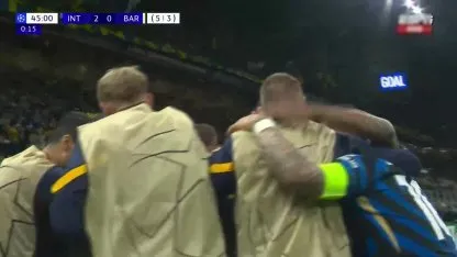 Inter estira la ventaja: Çalhanoglu de penal puso el 2 a 0 ante Barcelona Inter estira la ventaja: Çalhanoglu de penal puso el 2 a 0 ante Barcelona